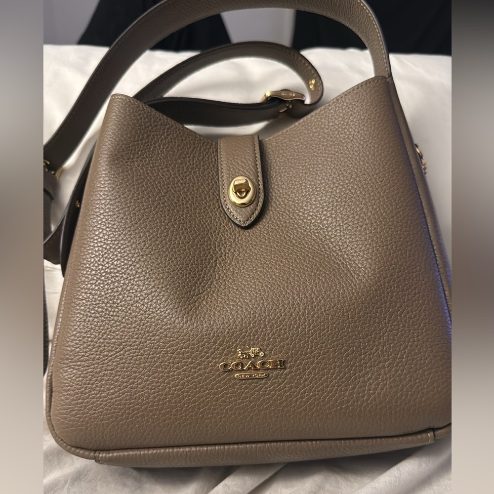 Coach-Hadley convertible crossbody bag suede~ used only once.
Mint condition .